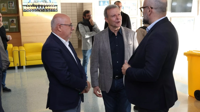 Antonio Morales, Marino Alduán y Aridany Romero dialogan antes del desayuno informativo en el Estadio de Gran Canaria. / AH