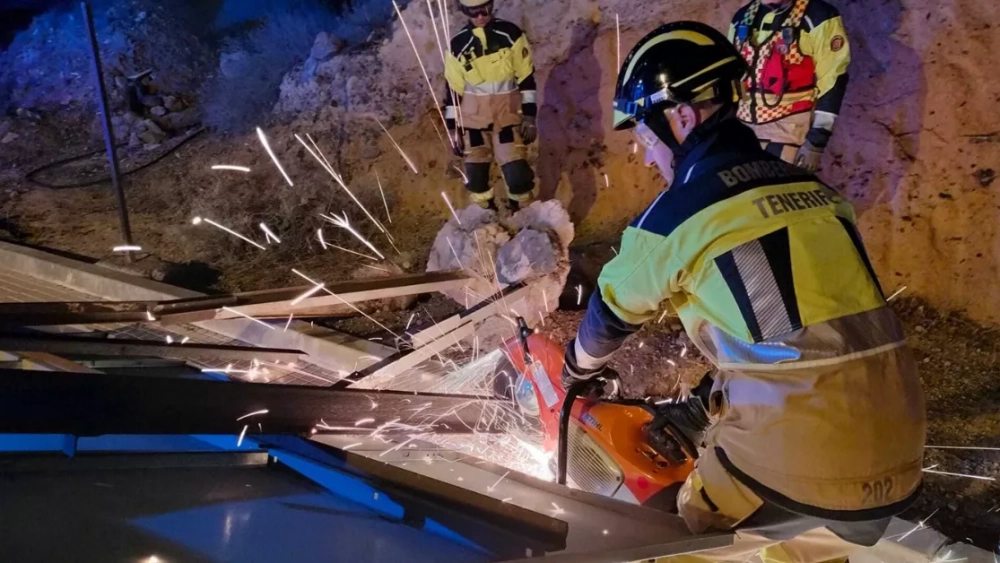 Bomberos de Tenerife retiran una valla publicitaria vencida sobre la vía pública por las fuertes rachas de viento del temporal Dorothea./ BOMBEROS DE TENERIFE