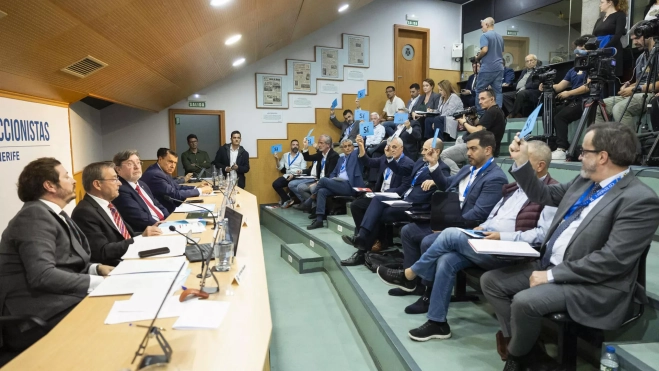 Panorámica de la junta de accionistas del CD Tenerife celebrada este martes en el Heliodoro Rodríguez López. / MIGUEL BARRETO-EFE 