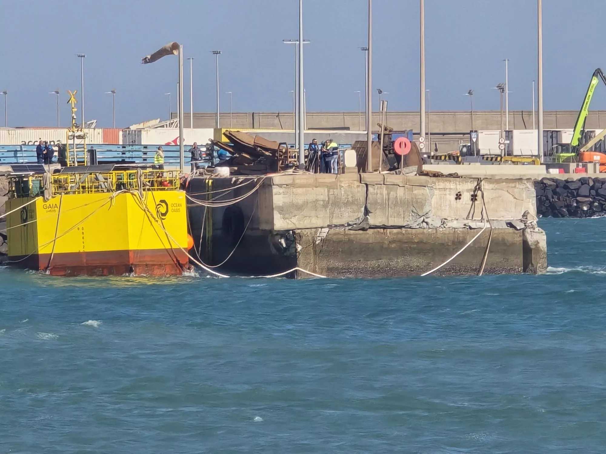 Escollera contra la que ha chocado el buque 'Ciudad de Ibiza' de Naviera Armas en el puerto de Las Palmas./ AH