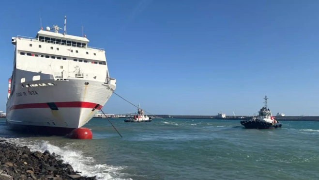  El barco de Armas accidentado en el Puerto de La Luz / AH