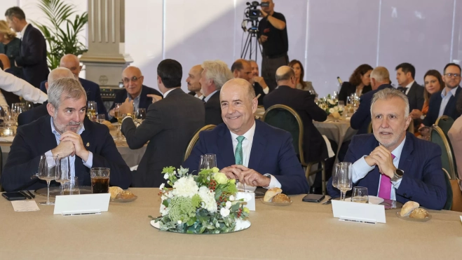 Fernando Clavijo, Pedro Ortega y Ángel Víctor Torres, durante el almuerzo navideño de la patronal. / ELVIRA URQUIJO A.-EFEA