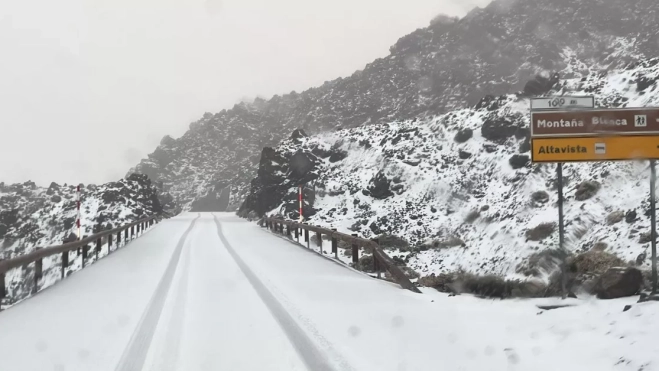 La nieve y el hielo obligan a cerrar las carreteras hacia el Teide. / CABILDO DE TENERIFE La nieve y el hielo obligan a cerrar las carreteras hacia el Teide. / CABILDO DE TENERIFE