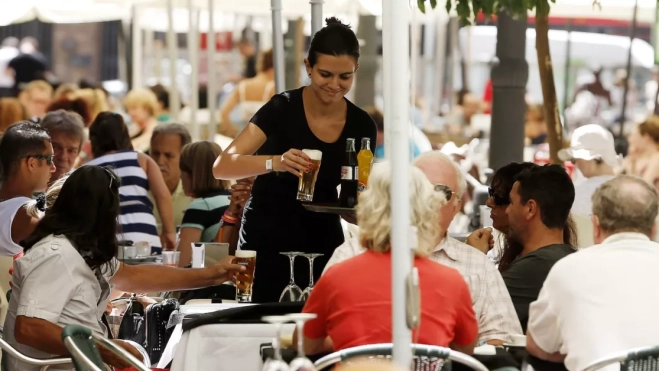 Imagen de una joven camarera / EFE Imagen de una joven camarera / EFE