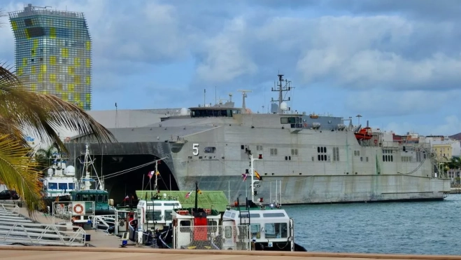 El 'Trenton' visto desde un costado en el Muelle Sanapú, donde permanecerá atracado hasta el jueves. / NICOLÁS AROCHA