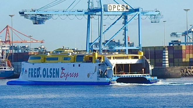 El nuevo catamarán de Fred. Olsen, bautizado como 'Barlovento Express', listo para entrar en servicio en el Puerto de La Luz. / NICOLÁS AROCHA El nuevo catamarán de Fred. Olsen, bautizado como 'Barlovento Express', listo para entrar en servicio en el Puerto de La Luz. / NICOLÁS AROCHA
