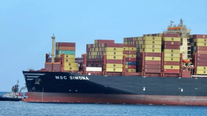 Un remolcador acompaña al 'Simona' en su entrada al Puerto de Las Palmas. / NICOLÁS AROCHA Un remolcador acompaña al 'Simona' en su entrada al Puerto de Las Palmas. / NICOLÁS AROCHA