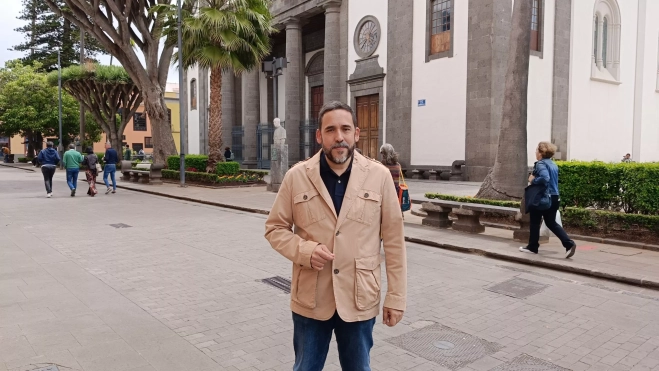 El concejal de Unidas se puede en La Laguna, Rubens Ascanio, frente a la plaza anexa de la iglesia de La Concepción / CEDIDA