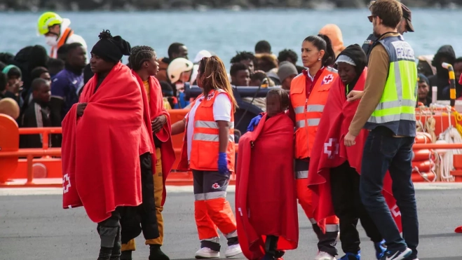 Personas migrantes desembarcando en El Hierro tras la travesía de la ruta canaria / EFE - ADREL PERDOMO Personas migrantes desembarcando en El Hierro tras la travesía de la ruta canaria / EFE - ADREL PERDOMO