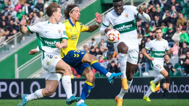 El delantero de Las Palmas Fabio Silva (2i) lucha por el balón con el defensa del Elche Bambo Diaby (dcha-delante)/ EFE