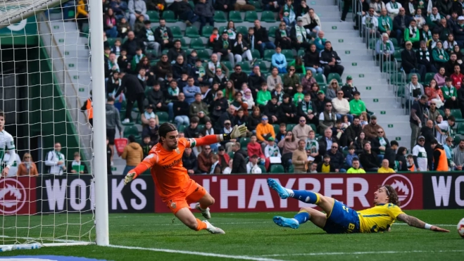 El portero del Elche, San Román (i), despeja ante el delantero de Las Palmas Fabio Silva/ EFE