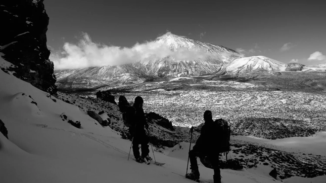 Personas realizando alpinismo en el Teide. / CEDIDA Personas realizando alpinismo en el Teide. / CEDIDA