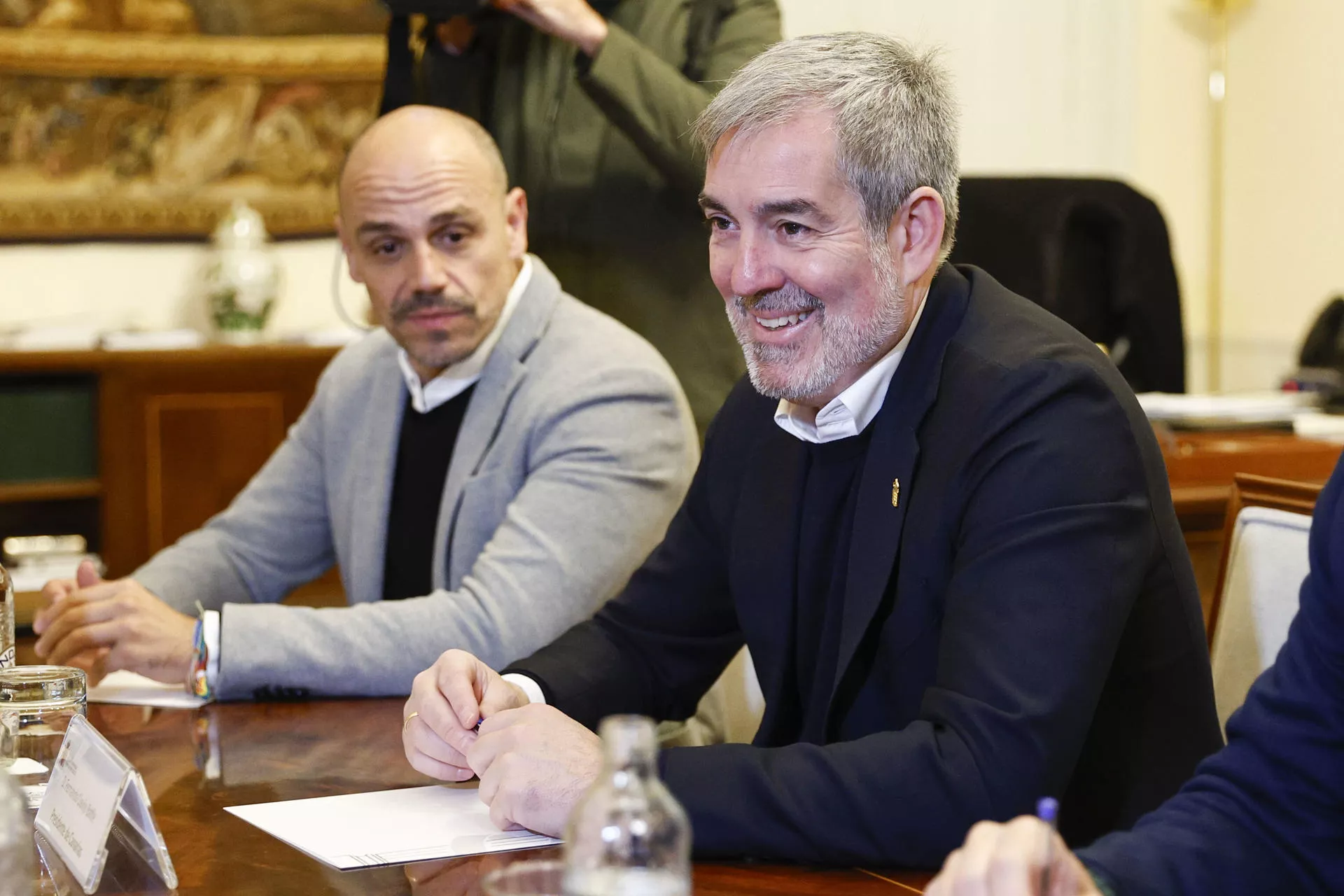 El presidente de Canarias, Fernando Clavijo (d), durante la reunión mantenida con el ministro de Política Territorial y Memoria Democrática, Ángel Víctor Torres. A la izquierda, el viceconsejero de la Presidencia de Canarias, Alfonso Cabello./ EFE