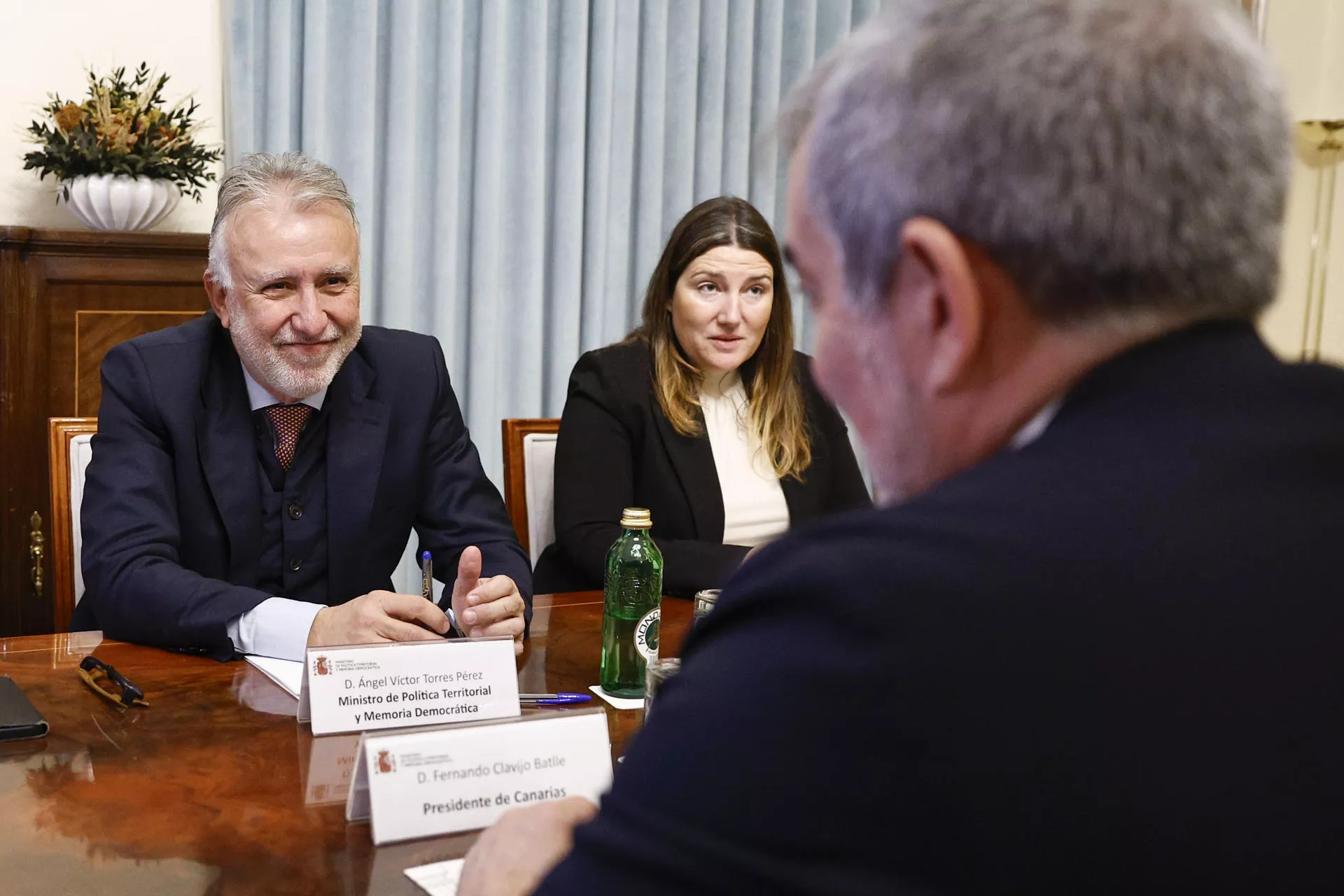 El ministro de Política Territorial y Memoria Democrática, Ángel Víctor Torres (i), y el presidente de Canarias, Fernando Clavijo (d)./ EFE