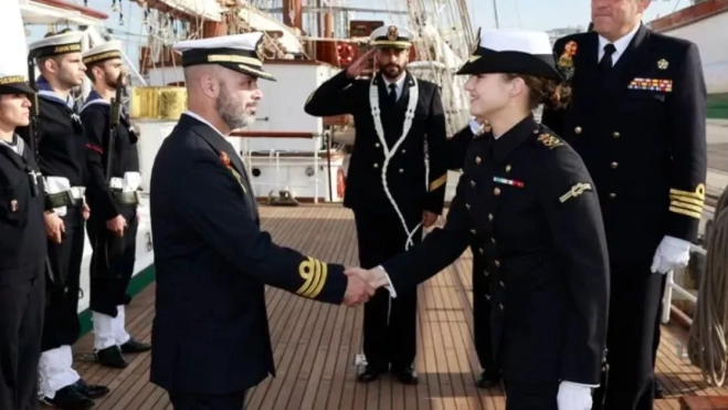 La princesa Leonor embarca en 'Elcano' para preparar su crucero de instrucción. / EFE