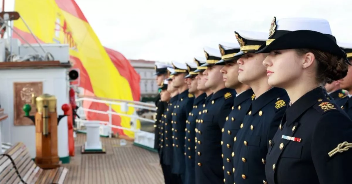 La princesa de Asturias, con sus compañeros, en el buque 'Juan Sebastián de Elcano'. / CASA REAL