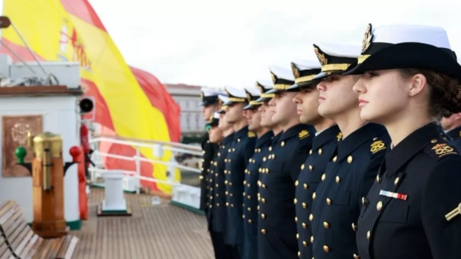 La princesa de Asturias, con sus compañeros, en el buque 'Juan Sebastián de Elcano'. / CASA REAL