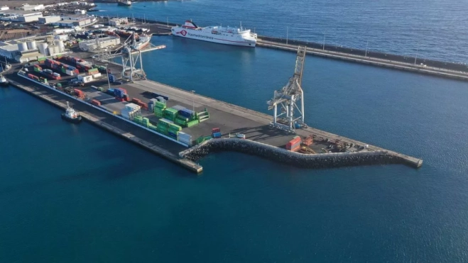 La Terminal Marítima de Arrecife, principal infraestructura de carga y descarga de contenedores en Lanzarote. / AH La Terminal Marítima de Arrecife, principal infraestructura de carga y descarga de contenedores en Lanzarote. / AH