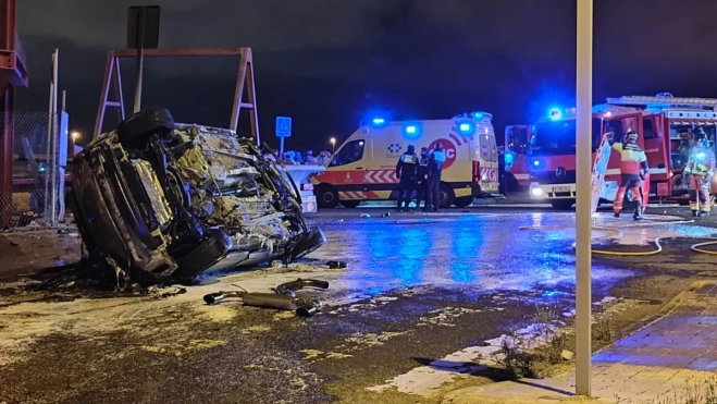 En la imagen, el coche incendiado en Díaz Casanova. / AH