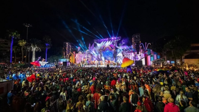 El Ayuntamiento de Las Palmas sopesa trasladar los Mogollones a Manuel Becerra. En la imagen, noche carnestolenda en el Parque Santa Catalina. / AH