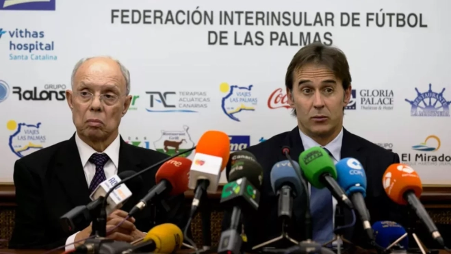 Antonio Suárez, investigado por la Audiencia Nacional por su gestión como presidente de la Federación de Fútbol de Las Palmas, durante una rueda de prensa junto a Julen Lopetegui. / QUIQUE CURBELO-EFE Antonio Suárez, investigado por la Audiencia Nacional por su gestión como presidente de la Federación de Fútbol de Las Palmas, durante una rueda de prensa junto a Julen Lopetegui. / QUIQUE CURBELO-EFE