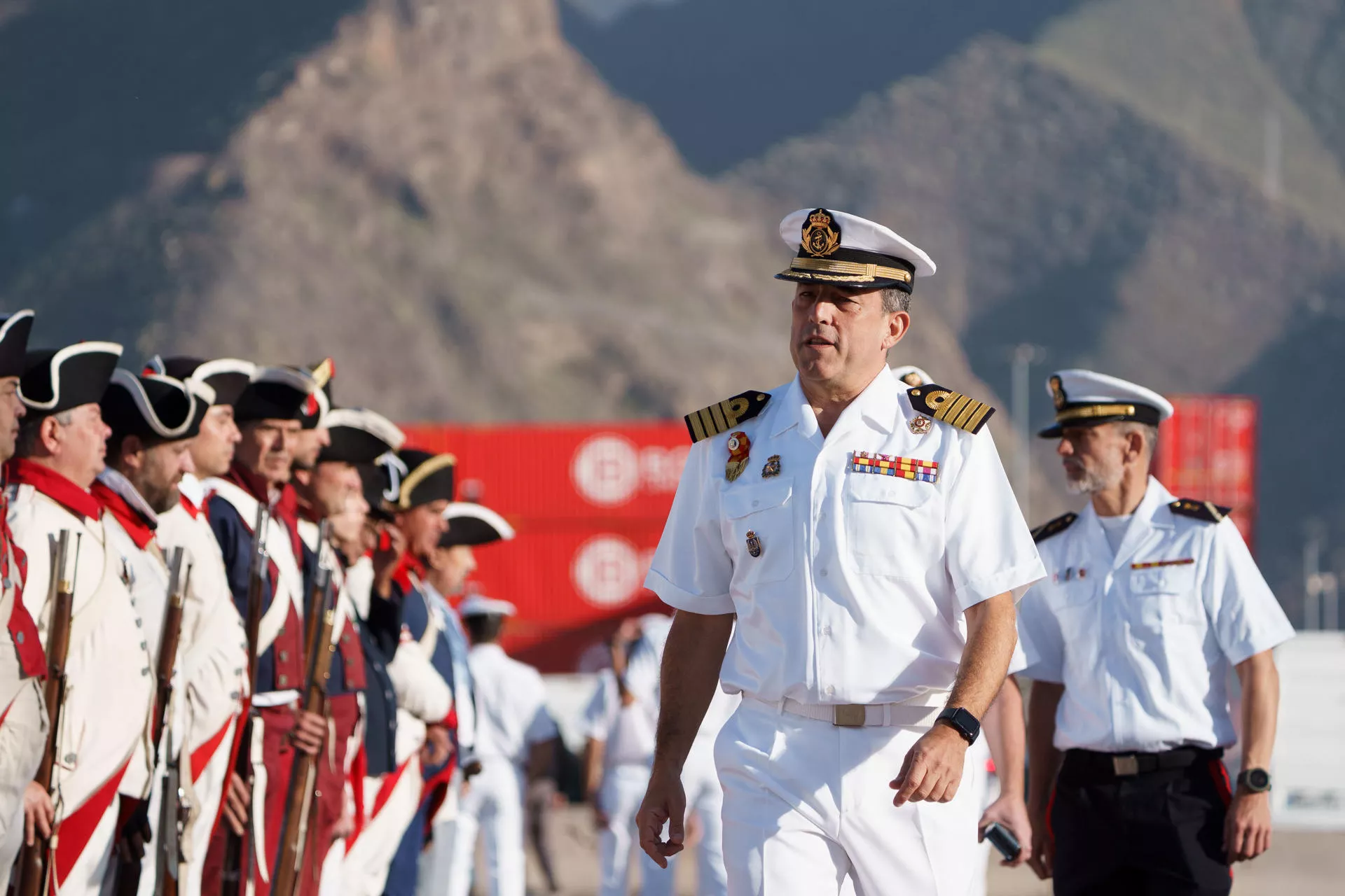 El comandante del buque-escuela Juan Sebastián Elcano, el capitán de navío Luis Carreras, a su llegada al puerto de Santa Cruz de Tenerife este viernes. EFE