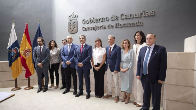 El exconsejero de Hacienda Román Rodríguez con sus altos cargos de la Consejería de Hacienda. / GOBIERNO DE CANARIAS