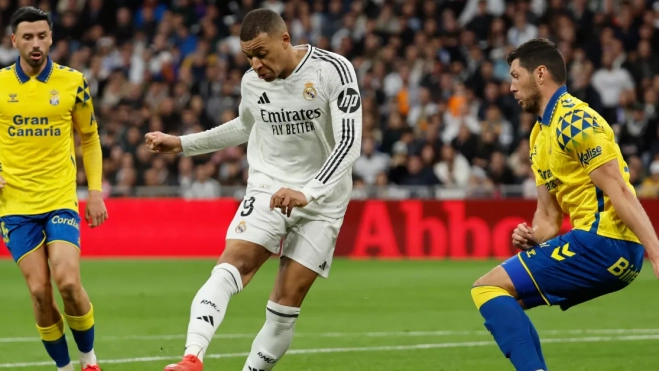 El delantero francés del Real Madrid Kylian Mbappé en acción este domingo, durante un partido de la jornada 20 de LaLiga EA Sports, entre el Real Madrid y el UD Las Palmas / EFE - SERGIO PÉREZ