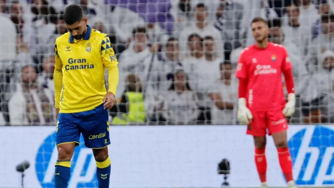 El defensa de Las Palmas Álex Suárez reacciona tras recibir el cuarto gol este domingo, durante un partido de la jornada 20 de LaLiga EA Sports, entre el Real Madrid y el UD Las Palmas / EFE - SERG