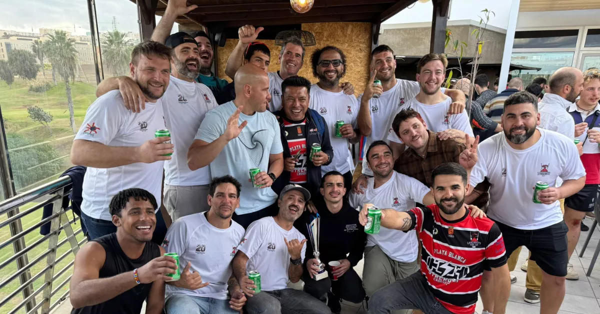 Jugadores del Club de Rugby Lanzarote celebran el título durante el tercer tiempo del torneo en el club de golf Las Palmeras./ CEDIDA