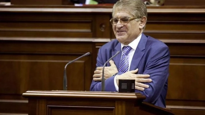 Manuel Fernández, en el Parlamento de Canarias, durante su despedida de la actividad política. / EFE