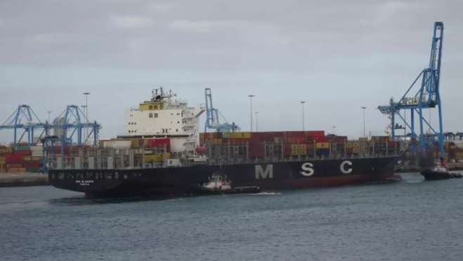 Dos polizones llegan al Puerto de Las Palmas tras lanzarse al mar desde el carguero 'MSC Alicante'. / AH