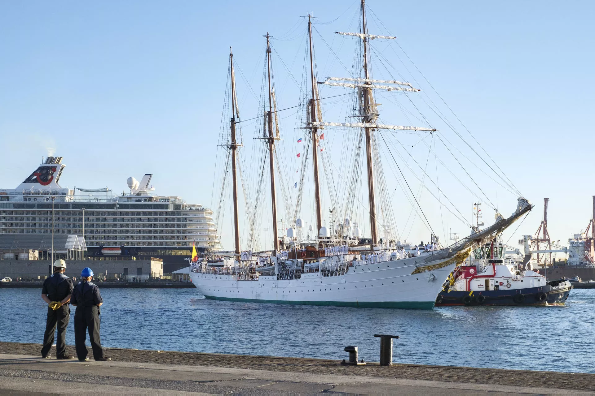 La princesa Leonor llegó este miércoles al puerto de Las Palmas de Gran Canaria con el buque escuela de la Armada Española, el Juan Sebastián Elcano, antes de atravesar el Atlántico en su crucero de instrucción como guardamarina. EFE/Ángel Medina G.