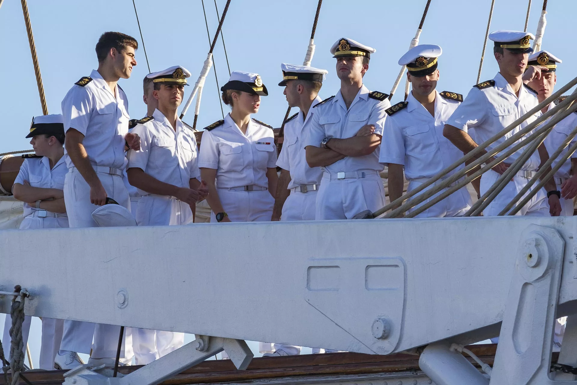 La princesa Leonor (c) llegó este martes al puerto de Las Palmas de Gran Canaria con el buque escuela de la Armada Española, el Juan Sebastián Elcano, antes de atravesar el Atlántico en su crucero de instrucción como guardamarina. EFE/Ángel Medina G.