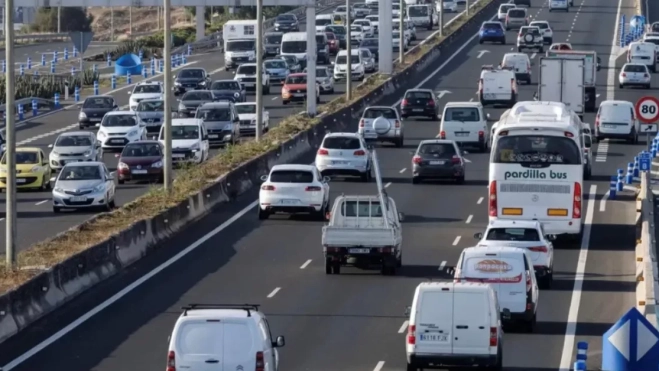 Tráfico en la GC-1 / EFE Tráfico en la GC-1 / EFE