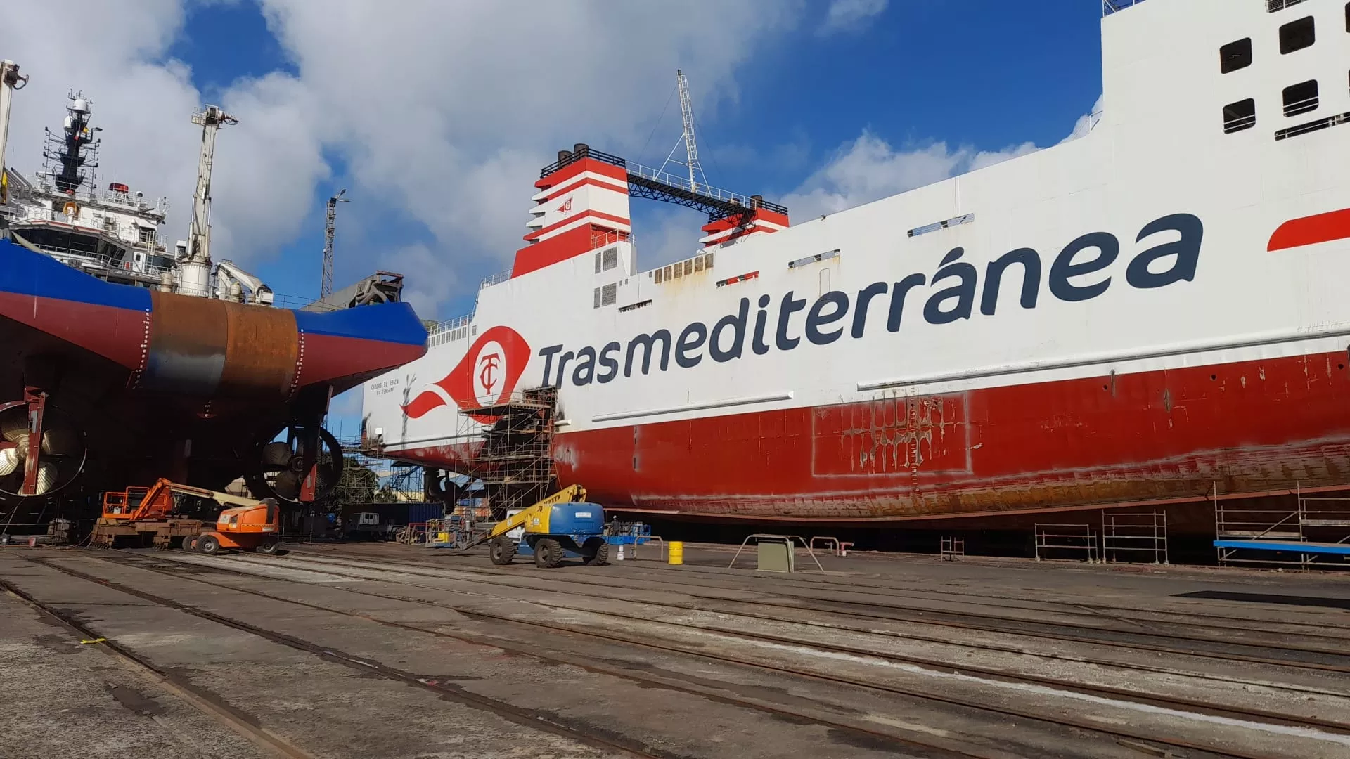 Buque 'Ciudad de Ibiza' de Armas-Trasmediterránea en el dique seco de Astican para su reparación tras chocar en el puerto de Las Palmas./ AH Buque 'Ciudad de Ibiza' de Armas-Trasmediterránea en el dique seco de Astican para su reparación tras chocar en el puerto de Las Palmas./ AH