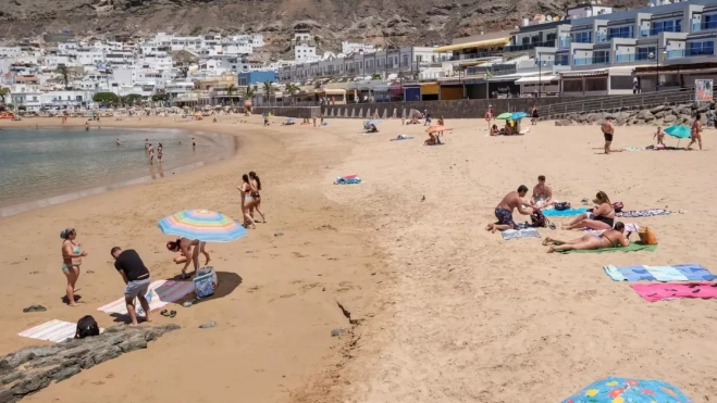 Imagen de turistas en la playa de Mogán, al sur de Gran Canaria / EFE Imagen de turistas en la playa de Mogán, al sur de Gran Canaria / EFE