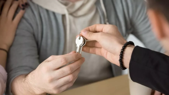 Imagen de una entrega de llaves de una vivienda de alquiler / AH Imagen de una entrega de llaves de una vivienda de alquiler / AH