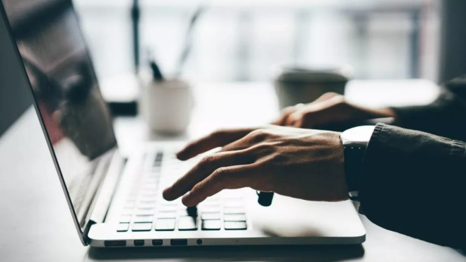 Una persona trabaja con el ordenador / EFE Una persona trabaja con el ordenador / EFE