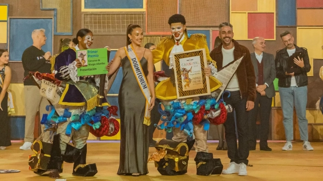 Distraídos, primer premio de Presentación. / AYUNTAMIENTO DE SANTA CRUZ DE TENERIFE Distraídos, primer premio de Presentación. / AYUNTAMIENTO DE SANTA CRUZ DE TENERIFE