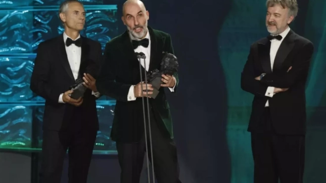 El cine canario brilla en los Goya con ‘Mariposas negras’ y ‘Cafuné’. En la imagen, en el centro, David Baute agradece el galardón a 'Mariposas negras'. / JULIO MUÑOZ-EFE El cine canario brilla en los Goya con ‘Mariposas negras’ y ‘Cafuné’. En la imagen, en el centro, David Baute agradece el galardón a 'Mariposas negras'. / JULIO MUÑOZ-EFE