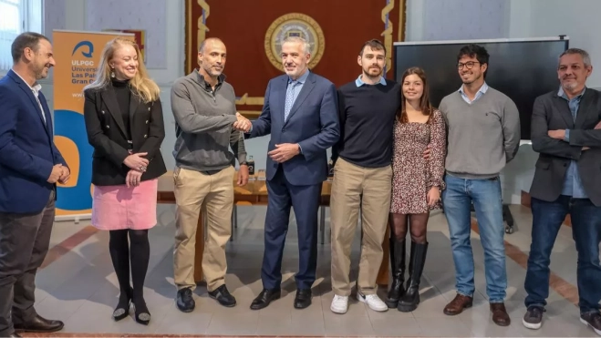 Foto de familia tras la firma del acuerdo de la ULPGC con la plantilla del Hospital Clínico Veterinario. / AH Foto de familia tras la firma del acuerdo de la ULPGC con la plantilla del Hospital Clínico Veterinario. / AH
