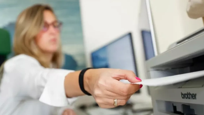 Una persona trabaja con un ordenador / EFE Una persona trabaja con un ordenador / EFE