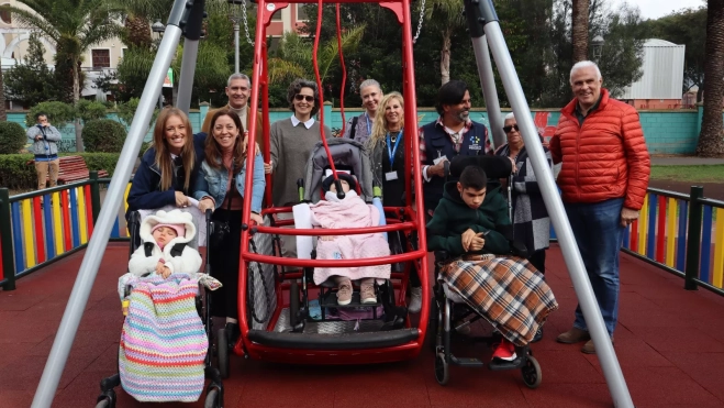 Familias en la zona infantil inclusiva del Parque de La Constitución. /Ayuntamiento de La Laguna Familias en la zona infantil inclusiva del Parque de La Constitución. /Ayuntamiento de La Laguna