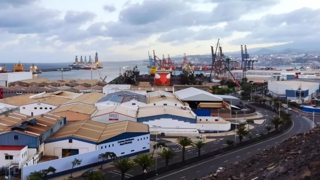 Las instalaciones de Astican, desde una ladera del Puerto de Las Palmas, con varios buques en sus calles de varada. / AH Las instalaciones de Astican, desde una ladera del Puerto de Las Palmas, con varios buques en sus calles de varada. / AH
