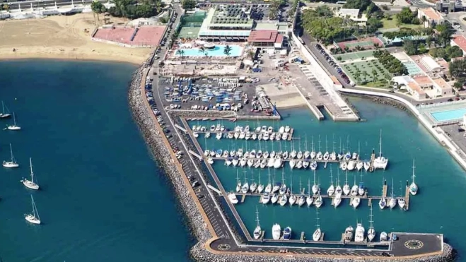 Instalaciones del Real Club Náutico de Gran Canaria, con su marina deportiva y el embarcadero en primer término, que se quedan fuera de la operación de compraventa y seguirán vinculados a una concesión portuaria. / AH Instalaciones del Real Club Náutico de Gran Canaria, con su marina deportiva y el embarcadero en primer término, que se quedan fuera de la operación de compraventa y seguirán vinculados a una concesión portuaria. / AH