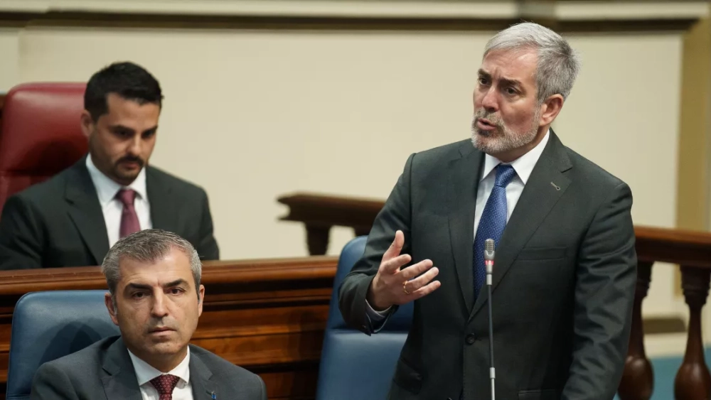 El presidente de Canarias, Fernando Clavijo, interviene en el pleno del Parlamento de Canarias que se celebra este martes / EFE - Ramón de la Rocha El presidente de Canarias, Fernando Clavijo, interviene en el pleno del Parlamento de Canarias que se celebra este martes / EFE - Ramón de la Rocha