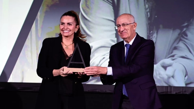 Sandra García-Sanjuán recibe el premio de la mano de Francisco Hernández Spínola / TONY HERNÁNDEZ Sandra García-Sanjuán recibe el premio de la mano de Francisco Hernández Spínola / TONY HERNÁNDEZ