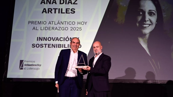 José Luis Artiles recibe el premio de la mano de Pepe Segura / TONY HERNÁNDEZ José Luis Artiles recibe el premio de la mano de Pepe Segura / TONY HERNÁNDEZ