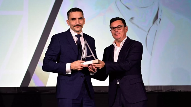 Luis Pérez Orribo recibe el galardón de la mano del consejero de Obras Públicas, Pablo Rodríguez / TONY HERNÁNDEZ Luis Pérez Orribo recibe el galardón de la mano del consejero de Obras Públicas, Pablo Rodríguez / TONY HERNÁNDEZ